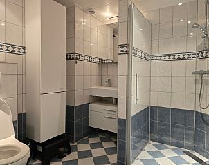 Modernes Badezimmer von Apartments Anna - Apartment 15 in De Koog, Texel, mit Dusche und stilvollen Fliesen.