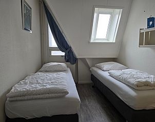 Gemtliches Schlafzimmer in Apartments Anna - Apartment 15 in De Koog, Texel, mit viel Tageslicht.
