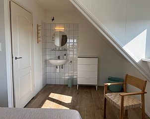 Stylish bathroom corner in Vogelweelde, De Koog Texel, with sink and modern look.