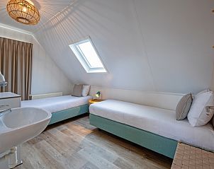 Double room with skylight in Vogelweelde vacation home, De Koog Texel, for a comfortable overnight stay.