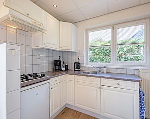 Fully equipped kitchen in Vogelweelde, vacation accommodation De Koog Texel, with modern appliances.