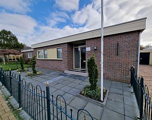 Vooraanzicht van Bungalow Epelaan 13, De Koog, Texel, met een nette tuin en moderne architectuur.