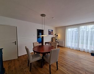 Eetkamer in Bungalow Epelaan 13, De Koog, Texel, met ronde tafel en stijlvolle verlichting.