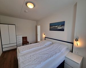 Tweede slaapkamer in Bungalow Epelaan 13, De Koog, Texel, met tweepersoonsbed en rustgevend decor.