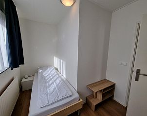 Knusse eenpersoonskamer in Bungalow Epelaan 13, De Koog, Texel, met minimalistische inrichting.