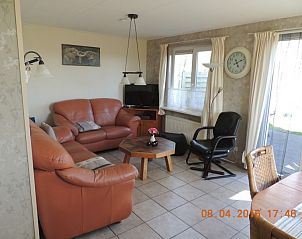 Gezellige woonkamer van Bungalow 't Vinkie 4* in De Koog, Texel met comfortabele zitplaatsen en veel natuurlijk licht.