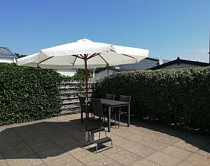 Veranda of Chalet Bregkoog 47 'De Muy' in De Koog, Texel. Enjoy the outdoors on the terrace with parasol.