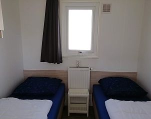 Second bedroom of Chalet Bregkoog 47 'De Muy' in De Koog, Texel. Two single beds for additional guests.