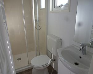 Bathroom of Chalet Bregkoog 47 'De Muy' in De Koog, Texel. Modern shower and sink for comfort.
