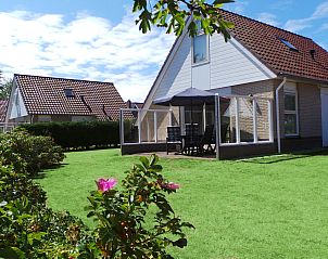 Villa 6 in De Koog Texel with sunny terrace and green garden, ideal vacation home on the Wadden Islands.