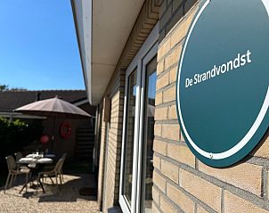 Welcome to De Strandvondst vacation home in De Koog, Texel, with sunny terrace.