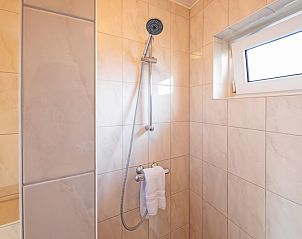 Modern bathroom with shower in De Strandvondst vacation home, De Koog, Texel.