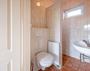 Stylish bathroom with toilet in De Strandvondst vacation home, De Koog, Texel.