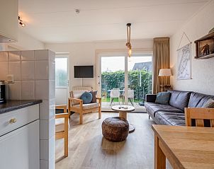 Cozy indoor space overlooking garden in De Strandvondst vacation home, De Koog, Texel.