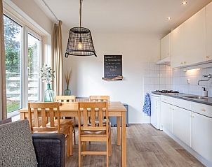 Dining area and kitchen in De Strandvondst vacation home, De Koog, Texel.