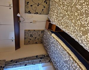 Chalet Bregkoog 16 Zanderij, De Koog Texel, bedroom with comfortable beds and natural light.