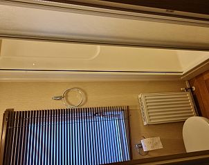 Chalet Bregkoog 16 Zanderij, De Koog Texel, bathroom with modern shower and practical layout.