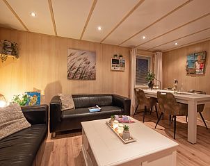 Stimmungsvolle Abendbeleuchtung im Wohnzimmer des Chalet Bregkoog 27, De Koog, Texel fr einen gemtlichen Aufenthalt.