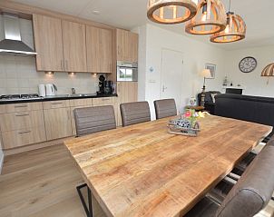 Vacation home Stappeland 205 in De Koog, Texel features a fully equipped kitchen and a spacious dining room.
