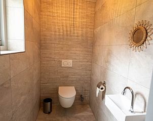 Modern bathroom in Landgoed Springtij - Stulpje vacation home in De Koog Texel.