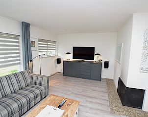 Modernes Wohnzimmer mit TV in Ruijslaan 75 / de Paddestoel, Ferienhaus in De Koog, Texel.