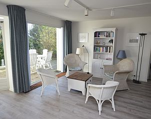 Gemtliche Leseecke mit Blick auf den Garten in Ruijslaan 75 / de Paddestoel, Ferienhaus in De Koog, Texel.