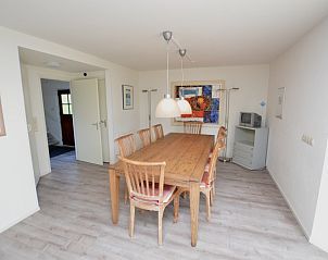 Esszimmer mit Holztisch in Ruijslaan 75 / de Paddestoel, Ferienhaus in De Koog, Texel, Watteninseln.
