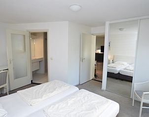 Gerumiges Schlafzimmer mit Doppelbett in Ruijslaan 75 / de Paddestoel, Ferienhaus in De Koog, Texel.