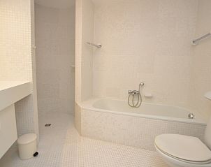 Modernes Badezimmer mit Badewanne in Ruijslaan 75 / de Paddestoel, Ferienhaus in De Koog, Texel, Watteninseln.