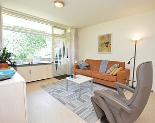 Gemtliches Wohnzimmer im Appartement Kerckeland 64, De Koog, Texel mit bequemer Sitzecke und viel Licht.