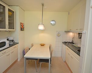 Funktionelle Kche im Apartment Kerckeland 64, De Koog, Texel, mit Essecke und modernen Gerten.