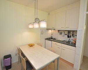 Kompakte Kche mit Essecke im Apartment Kerckeland 64, De Koog, Texel, komplett ausgestattet.