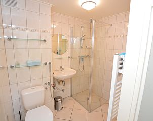 Stilvolles Badezimmer im Appartement Kerckeland 64, De Koog, Texel mit moderner Dusche und Annehmlichkeiten.