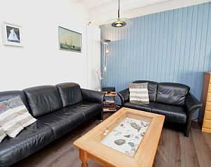 Comfortable seating area in Motel Texel - Apartment 315/1T, De Koog, Texel with leather sofas and a rustic coffee table.