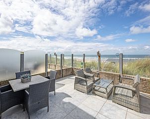 Geniet van het terras van Appartement - 4-persoons (1533) met uitzicht op de duinen van De Koog, Texel, ideaal voor ontspanning.