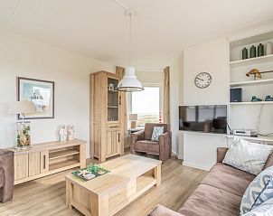 Stilvolles Wohnzimmer mit Holzmbeln im Apartment Juliana 170 Eilandzicht, De Koog, Texel.