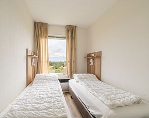 Schlafzimmer mit zwei Einzelbetten und Blick auf die Natur in Apartment Juliana 170 Eilandzicht, De Koog, Texel.