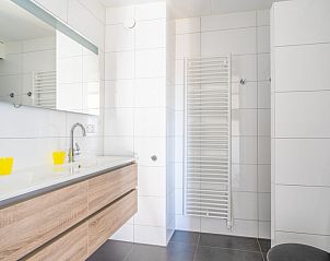 Modernes Badezimmer mit Doppelwaschbecken in Apartment Juliana 170 Eilandzicht, De Koog, Texel.