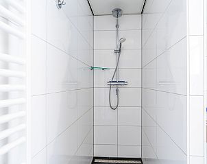 Stilvolle Dusche im Appartement Juliana 170 Eilandzicht, De Koog, Texel fr ein erfrischendes Erlebnis.