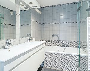 Luxury bathroom with double sink and bathtub in Apartment Juliana 148 Island and Sea View, De Koog, Texel.