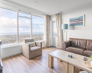 Lichte woonkamer met grote ramen en uitzicht op zee in Appartement Juliana 164 Zeezicht, De Koog.