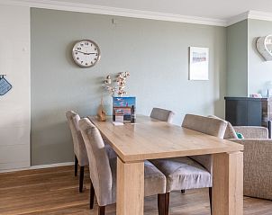 Stijlvolle eetkamer in Appartement Juliana 164 Zeezicht, De Koog, met comfortabele stoelen.