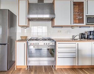 Volledig uitgeruste keuken in Appartement Juliana 164 Zeezicht, Texel, met moderne apparatuur.