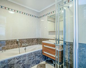 Luxe badkamer met bad en douche in Appartement Juliana 164 Zeezicht, Texel.