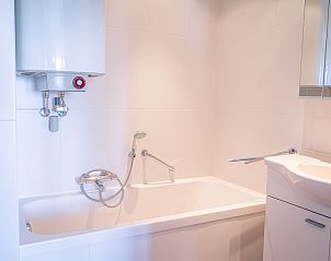 Modern bathroom with bathtub in Apartment Juliana 172 Eilandzicht, De Koog Texel, ideal for a relaxing vacation.