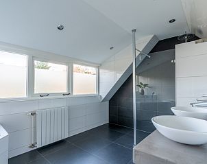 Spacious bathroom of Holiday home Kamperfoelie 43 with sauna in De Koog, Texel, with modern walk-in shower and double sink.