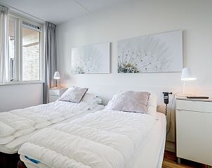 Bright bedroom in Apartment Juliana 042, De Koog, Texel, with comfortable beds and restful atmosphere.