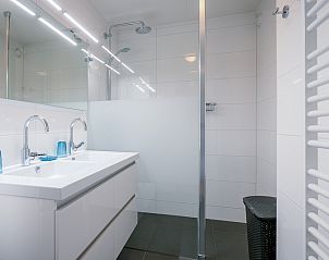 Stylish bathroom in Apartment Juliana 042, De Koog, Texel, with modern amenities and spacious shower.