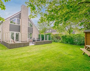 Vacation home Honeysuckle 37 in De Koog Texel with spacious garden and terrace.