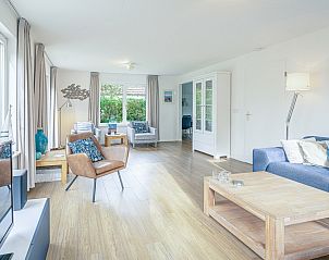 Bright living room of Holiday home Kamperfoelie 37 in De Koog Texel with modern furnishings.